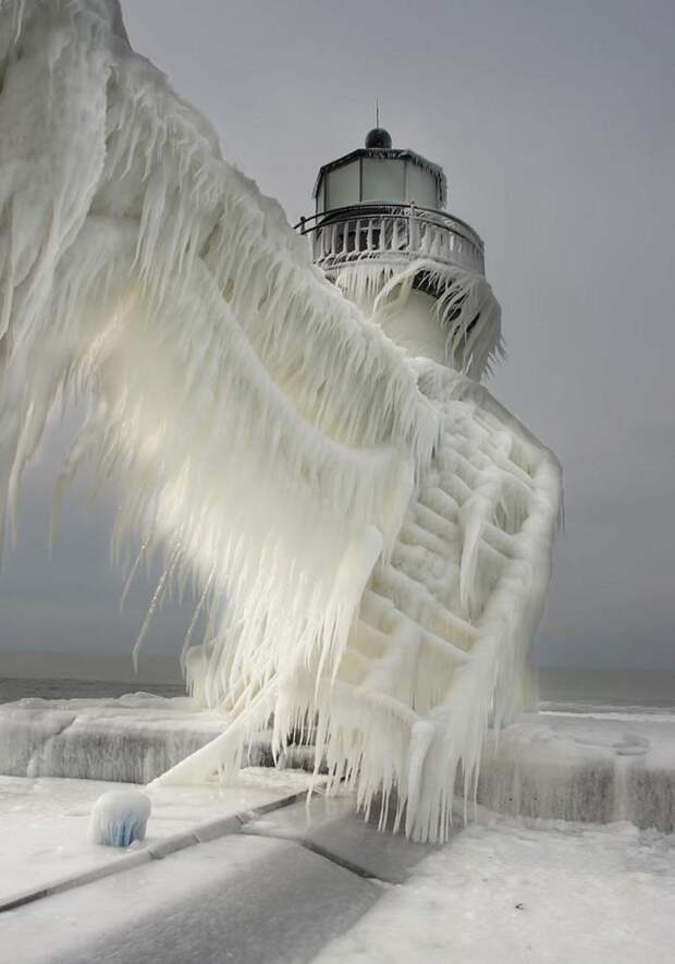 зимние пейзажи маяк во льду