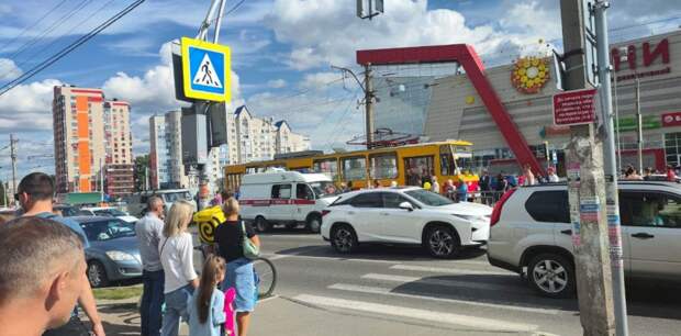 Трамвай наехал на человека в Барнауле