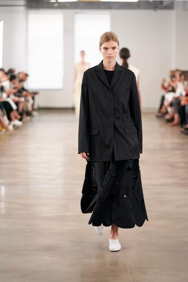 Правильные рубашки и юбки из необычного кружева: The Row RTW Spring 2020 (фото 11.2) The Row (фото 6.2)