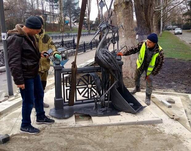 Архитектор призвал снести памятник цапле в Симферополе