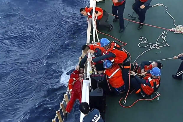 Береговая охрана Китая спасла 15 филиппинских моряков с перевернувшегося судна
