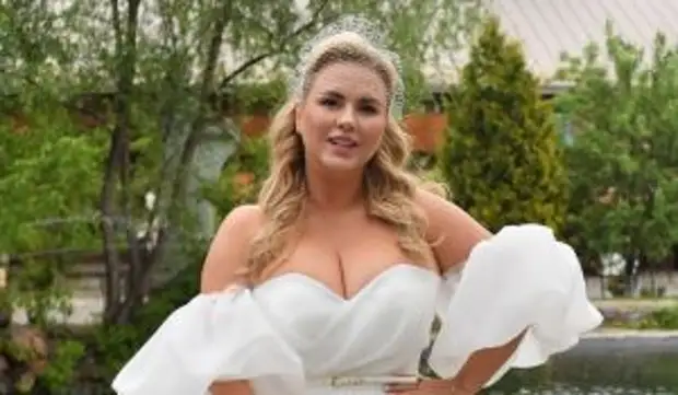 «В интересном положении»: Мечтающую о ребенке Семенович сняли в платье для беременных