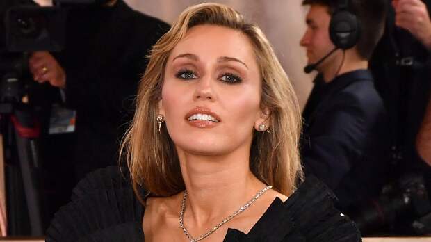 Певица Майли Сайрус выложила фото в прозрачном платье из драгоценностей