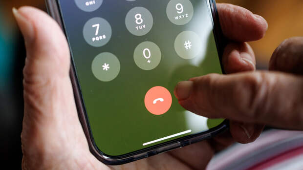 Мошенники «развели» 70-летнюю жительницу Петербурга на 2,5 млн рублей через MAX