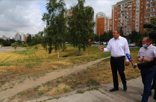 Петр Толстой: Благоустройство сделает пруды-регуляторы в Марьине приятным местом для отдыха / Фото: Александр Чикин