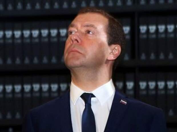 Премьера сми. Медведев упал. Медведев прячет. Фото бухой Медведев. Лестница президентов России.