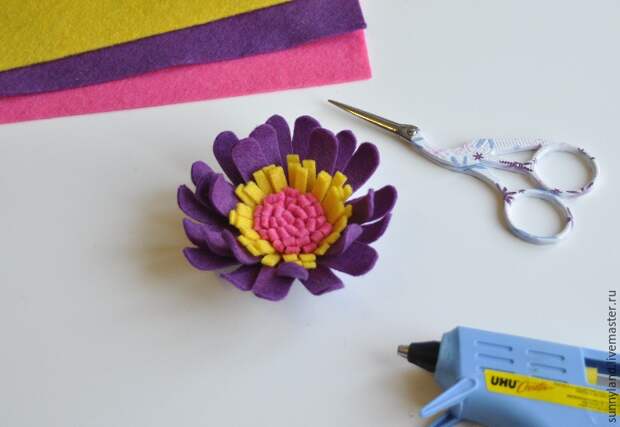 Делаем цветы из фетра для декоративной цифры