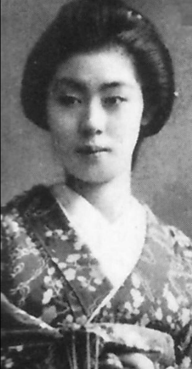 Teruko Ando (安藤照子) [Nickname: Carp (お鯉)]; 1880-1948 гг.  другая не менее известная гейша из Шинабаши, была любовницей бывшего премьер министра Таро Катцуро.
