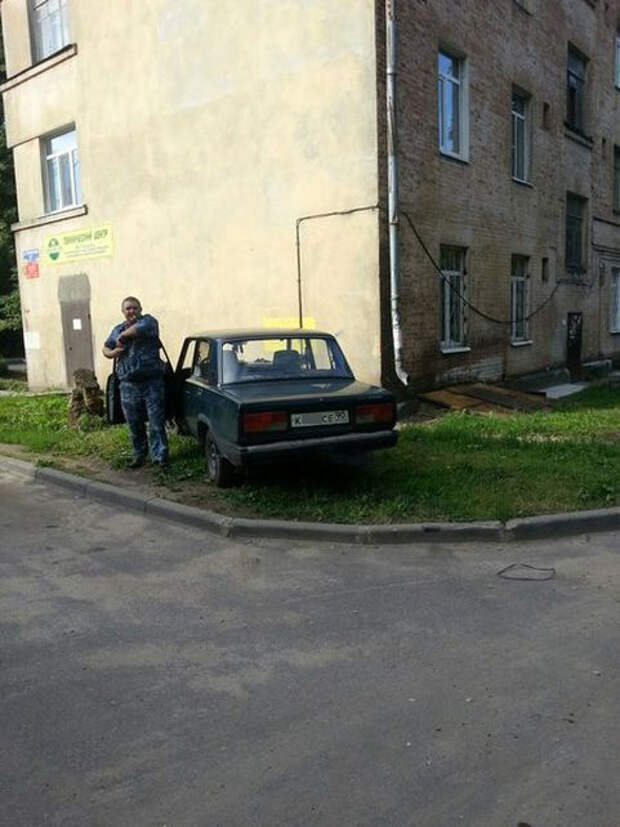 Тут сразу два автомудака, которые по совместительству ещё и хамы. автохам, быдло, парковка