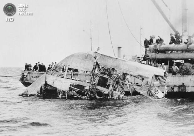 США. Нью-Джерси. 4 апреля 1933 года. Обломки дирижабля USS «Акрон», ставшего жертвой шторма. 73 человека погибло. (AP Photo)