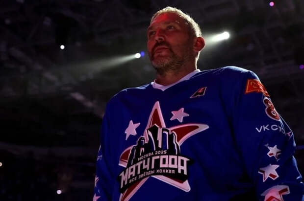 Журова ответила об отстранении Овечкина за отказ от радужной клюшки