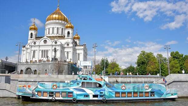 Парад теплоходов в честь открытия пассажирской навигации по Москве-реке