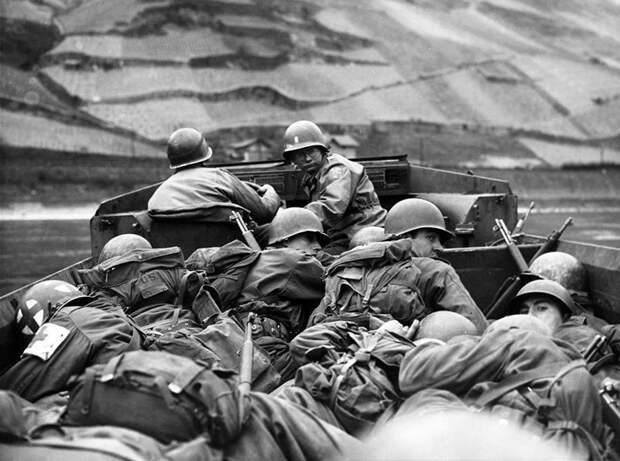 Солдаты 89-й пехотной дивизии 3-й армии США форсируют реку Рейн на амфибии DUKW-353 в районе Обервезель Великая отечественая война, архивные фотографии, вторая мировая война