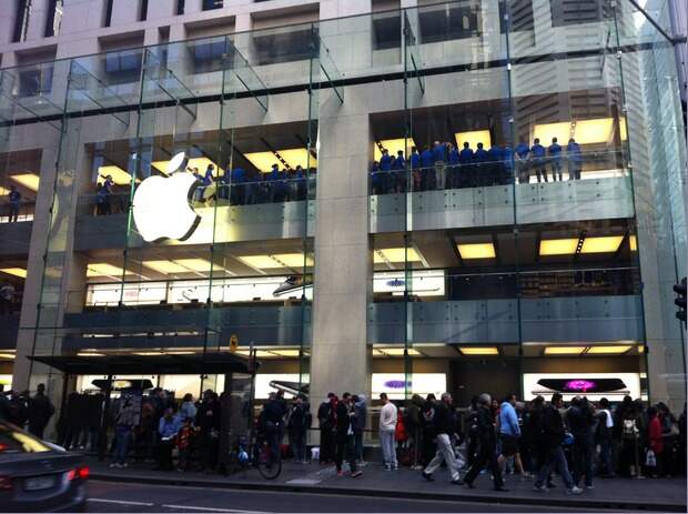 The line outside Apple's Sydney flagship store.  (Image: Aimee Chanthadavong/ZDNet)