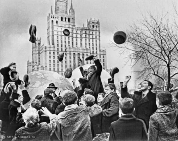 Москвичи празднуют полет Гагарина у планетария, 12 апреля 1961 г.