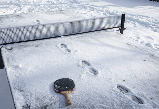 Коммунальщики в Москве почистили стол для пинг-понга вместо тротуаров