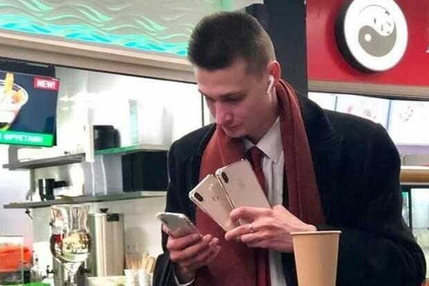 Парень с AirPods и четырьмя айфонами