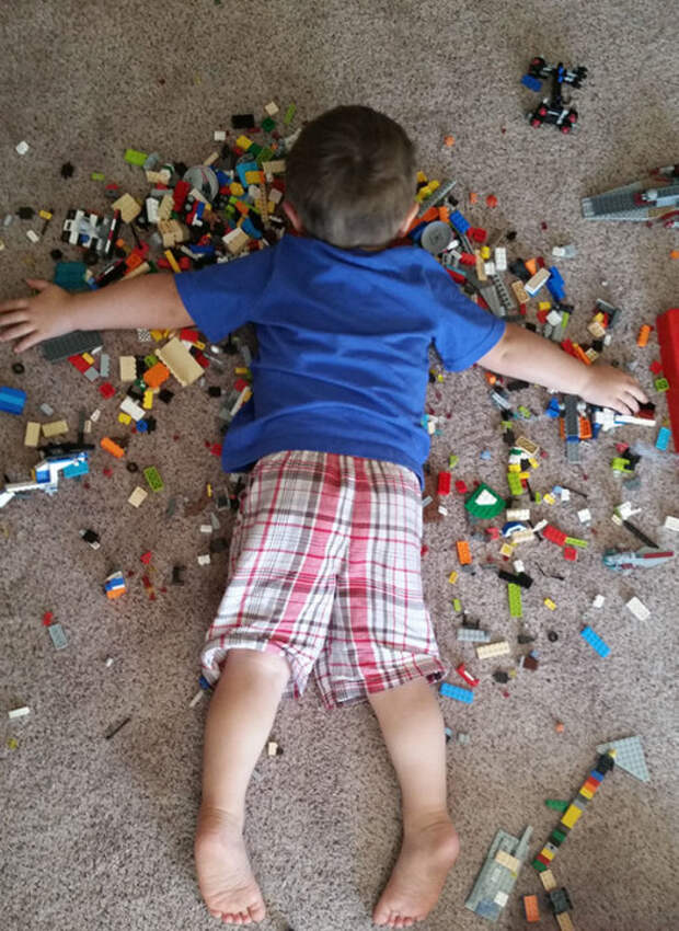 Двухлетний мальчик, заснувший на конструкторе.
