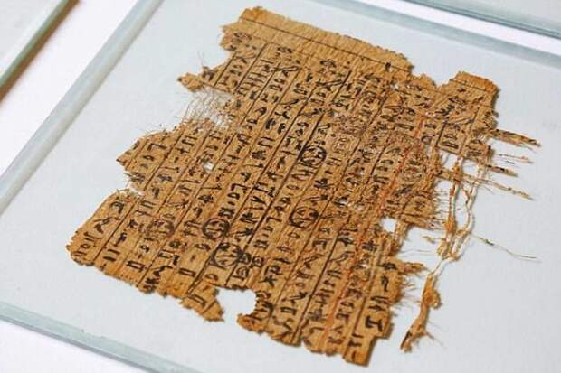 Ещё одним доказательством этому является древний папирус, обнаруженный в морском порту Вади-аль-Джарф, давший новое представление о той роли, которую играли лодки при строительстве пирамиды археолог, археология, история, пирамида, факты, хеопс