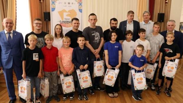 Участники Суперфиналов по шахматам сыграли с любителями и ветеранами из Барнаула