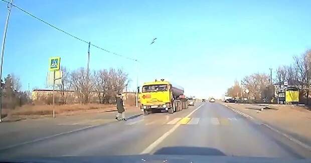 Многотонная автоцистерна: в Волгограде КамАЗ сбил 17-летнюю девушку Многотонная автоцистерна: в Волгограде КамАЗ сбил 17-летнюю девушку
