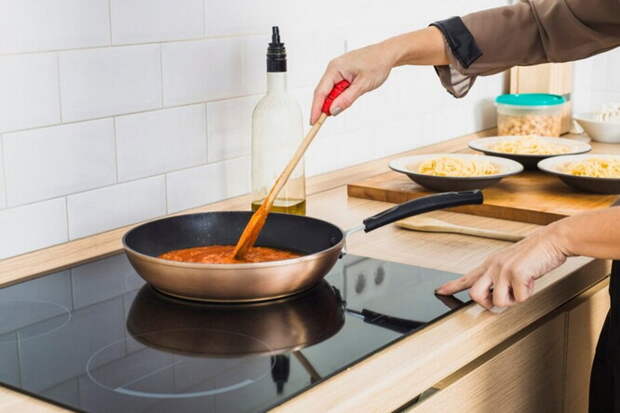 На индукционных плитах готовить еду в разы быстрее, чем на других