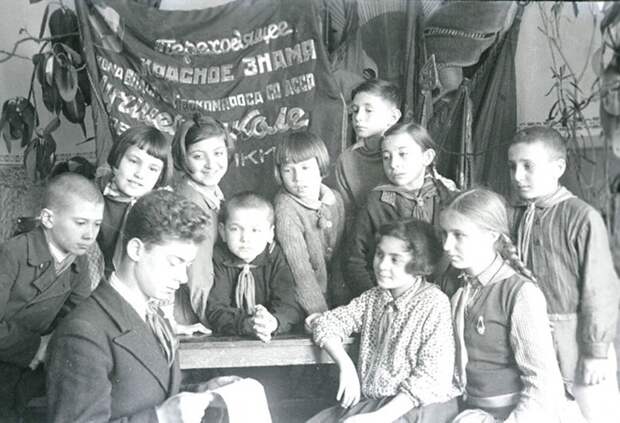 Ученики школы № 3 г. Орджоникидзе зачитывают письмо из действующей армии. 1942 г.  Северо-Осетинская АССР. 