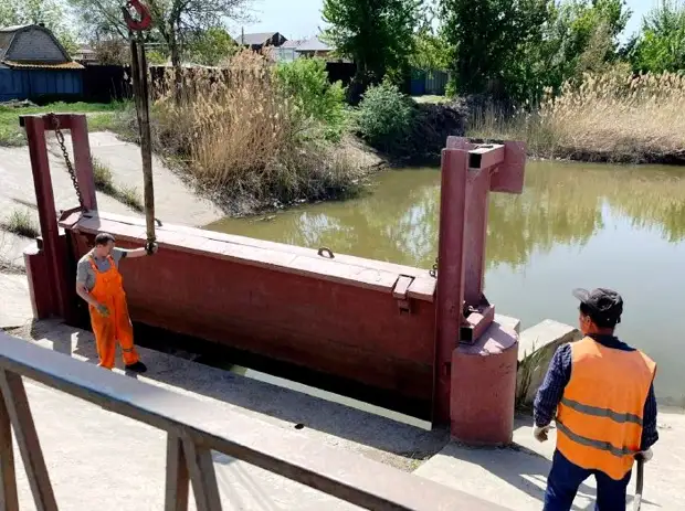 В Астрахани городские ерики наполняются водой