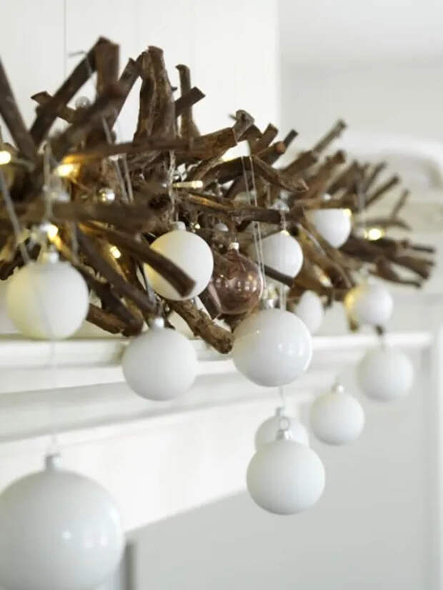 Не только на елку: отличная подборка стильных способов украсить дом новогодними шарами