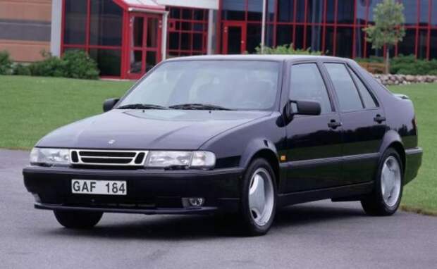 Основной проблемой Volvo всегда был Saab.  В этой модели бренда инженеры уделили особое внимание безопасности пассажиров, а вторым ее активом являются мощные турбомоторы.  Saab 9000 CS Aero - это больше, чем просто седан.  Это символ эпохи феноменальных автомобилей, к тому же довольно редкий.