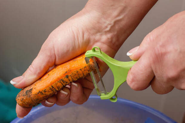 Нельзя чистить непромытую морковь!