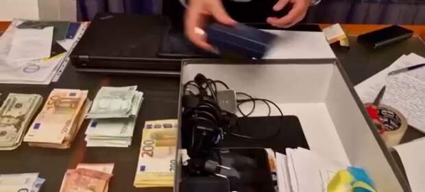 Желтые и голубые ленточки а также медаль Верховной рады Украины были обнаружены силовиками при...