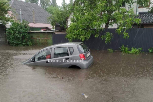 Сильный ливень затопил улицы Киева
