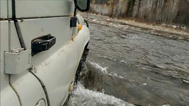 Уаз едет под водой