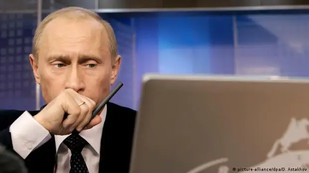 Президент России Владимир Путин перед ноутбуком