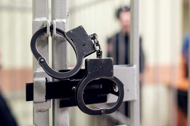 На обещавшего решить проблемы полицейского настучали в ФСБ