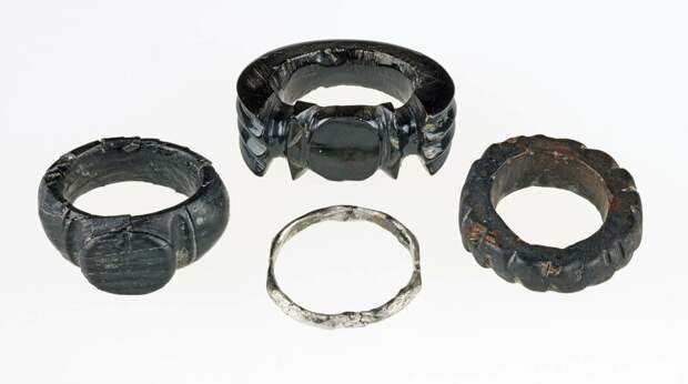 Вот про эти кольца было сказано для разнообразия, что они «из черного янтаря и золота». Как всегда мимо! археология, загадки, история, расследование