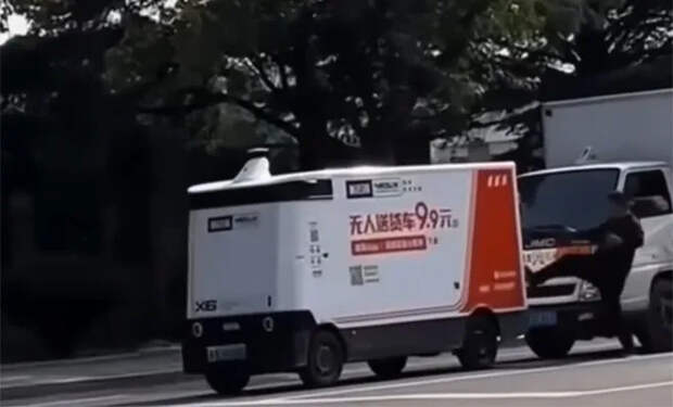 Едут не разбирая дороги: автоматические фургоны доставки свели с ума весь Китай