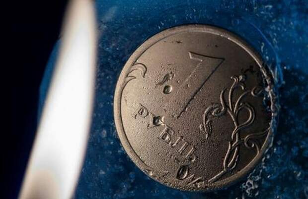 A view shows a Russian one rouble coin in this picture illustration taken October 26, 2018. Picture taken October 26, 2018. REUTERS/Maxim Shemetov