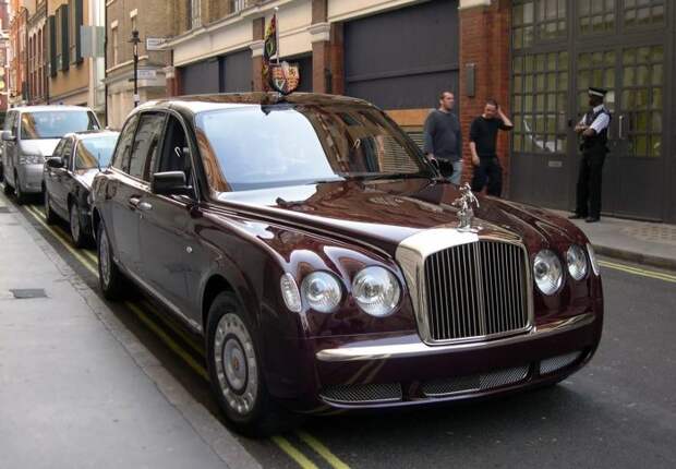 Bentley State Limousine - машина из автопарка британской монаршей семьи.