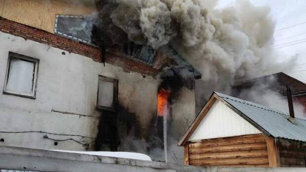 Трёхэтажный дом загорелся в Челябинске