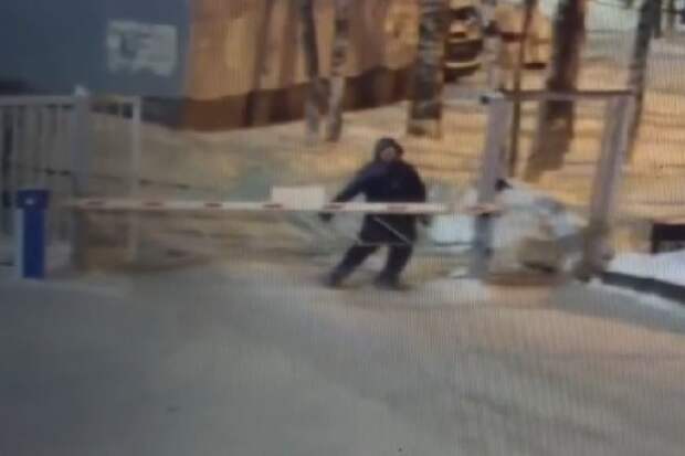 Пьяного петербуржца, попытавшегося пробраться на территорию школы, задержали