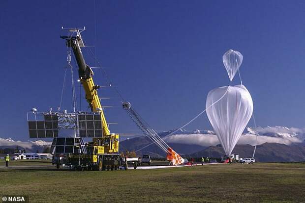 Воздушный шар (похожий на изображенный пример) поднимет 600 кг оборудования в стратосферу, и если все пойдет по плану, пыль будет выпущена