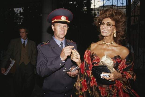 Милиционер берет автограф у Софи Лорен на Московском международном кинофестивале, Москва, 18 июля 1991 г.