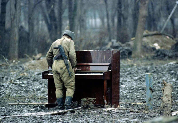 Русский солдат играет на брошенном пианино в Чечне
