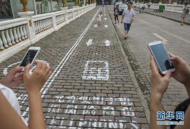 cellphonelane На дорогах китайского города появилась разметка для пользователей смартфонов