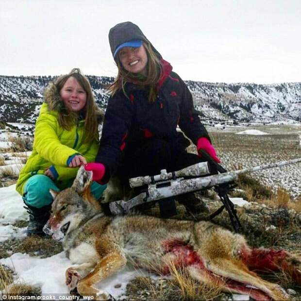 Счастливые мать и дочь позируют с убитой дикой собакой дети, женщины, животные, охота