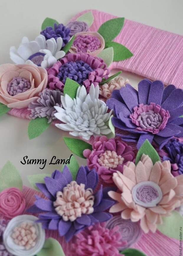 Делаем цветы из фетра для декоративной цифры