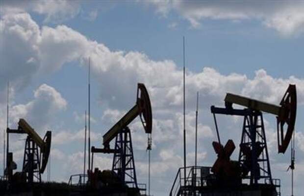 Pump jacks are seen at the Ashalchinskoye oil field owned by Russia's oil producer Tatneft near Almetyevsk, in the Republic of Tatarstan, Russia, July 27, 2017. Picture taken July 27, 2017. REUTERS/Sergei Karpukhin