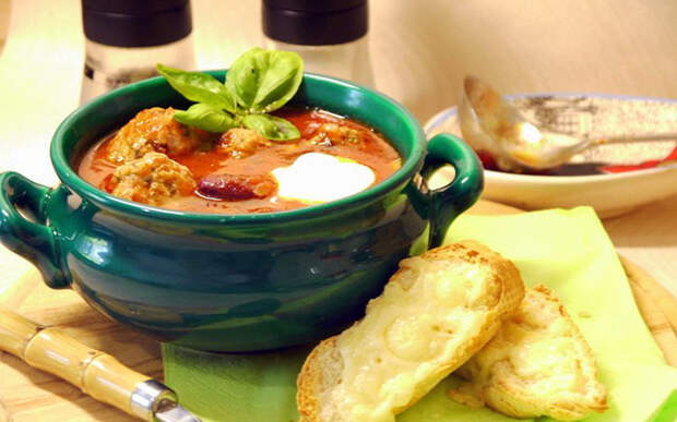 Средиземноморский томатный суп с фасолью и фрикадельками